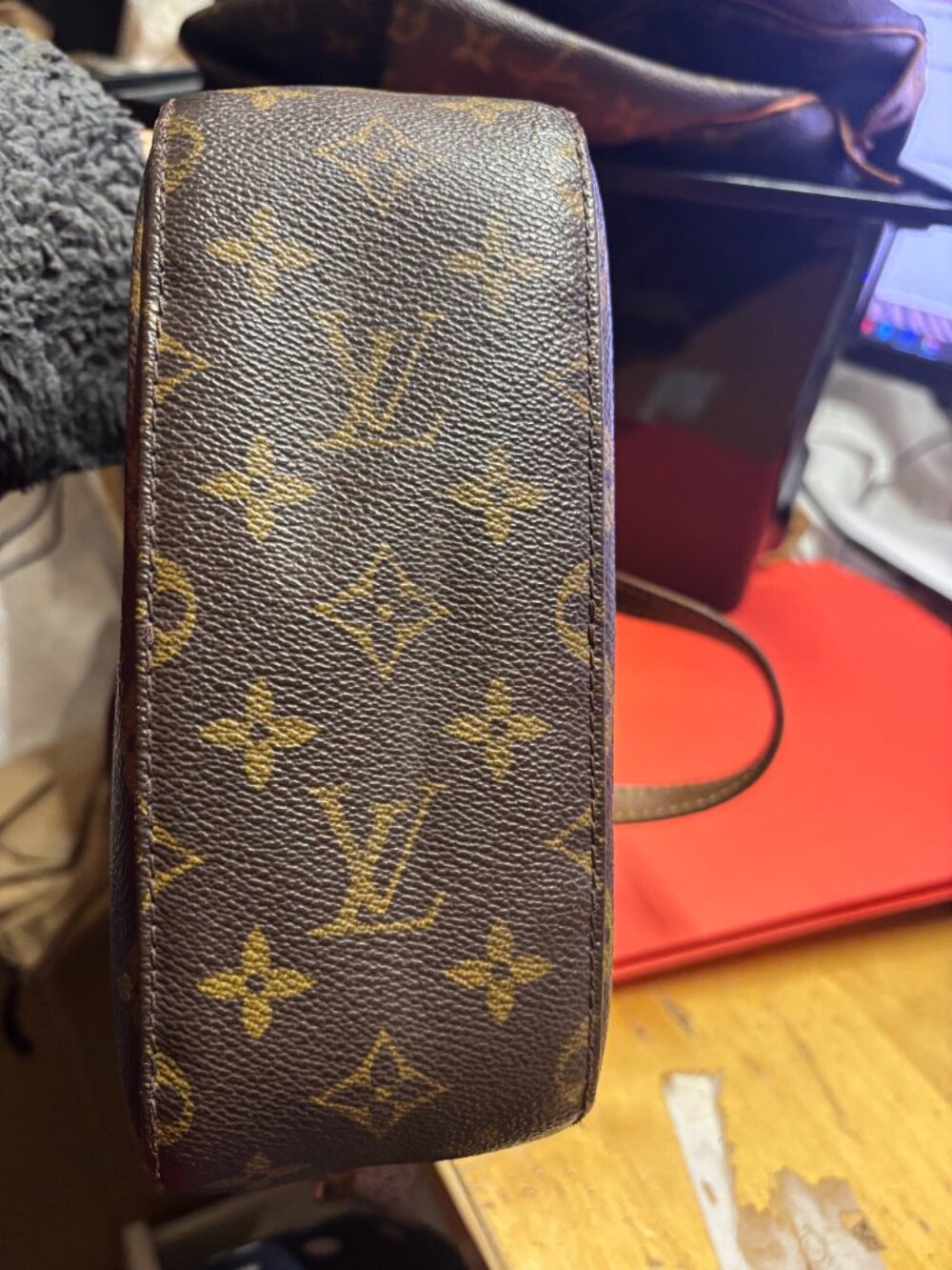 Authentic Louis Vuitton crossbody bag - Picture 10 of 13